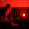 Czerwona żarówka NightTorch emitująca przyjemne czerwone światło do czytania